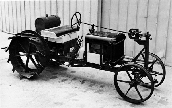 Figure 15.--Avery Bulldog tractor, about 1919. (Catalog No. 142.)