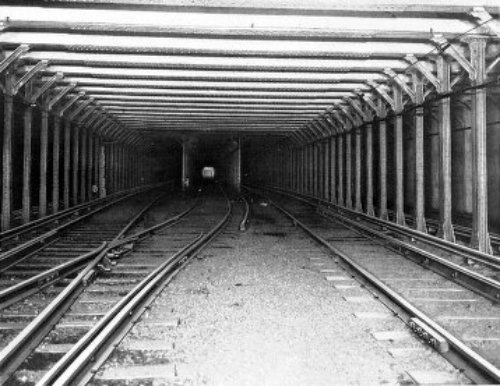 FOUR-TRACK SUBWAY—SHOWING CROSS-OVER SOUTH OF 18TH STREET STATION
