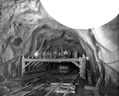 TRAVELER FOR ERECTING FORMS, CENTRAL PARK TUNNEL—(IN THIS TUNNEL DUCTS ARE BUILT IN THE SIDEWALLS)